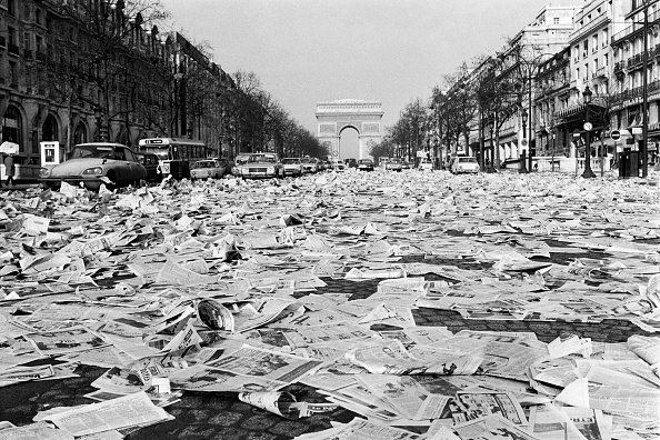 Des journaux étalé sur le trotoire. | Photo : Getty Images
