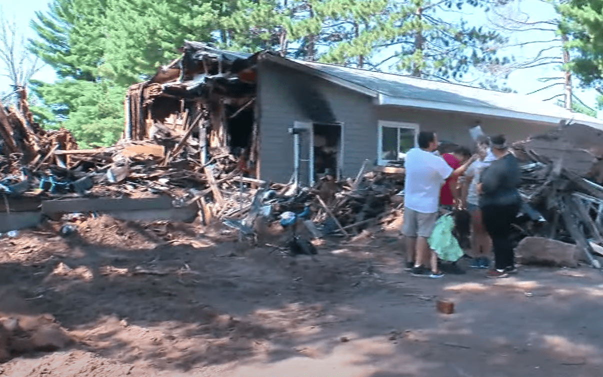 A home is destroyed by fire but fortunately the family was saved | Photo: Youtube/WCCO - CBS Minnesota