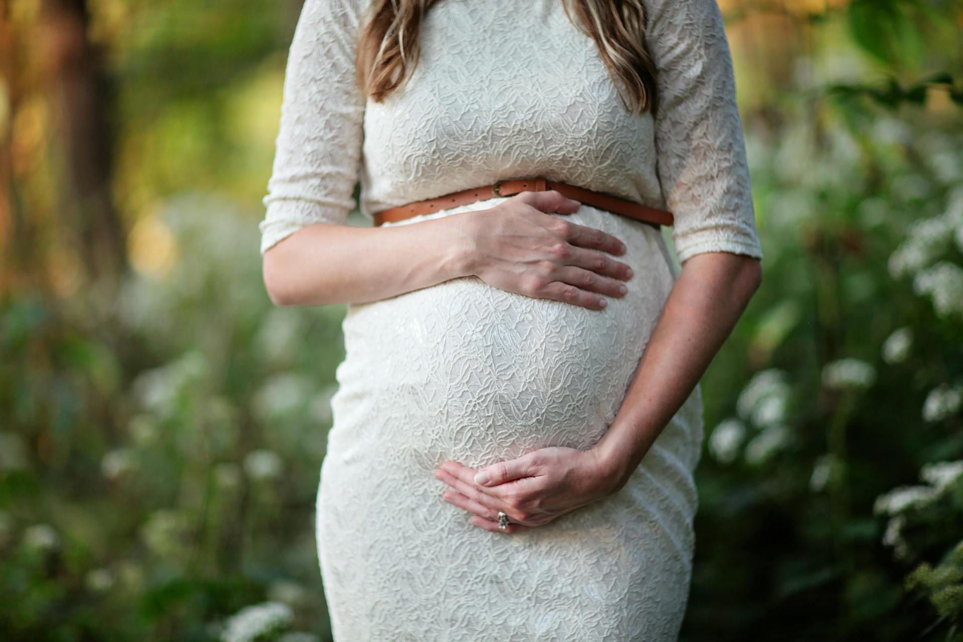 A pregnant woman circling her baby bump | Source: Pexels