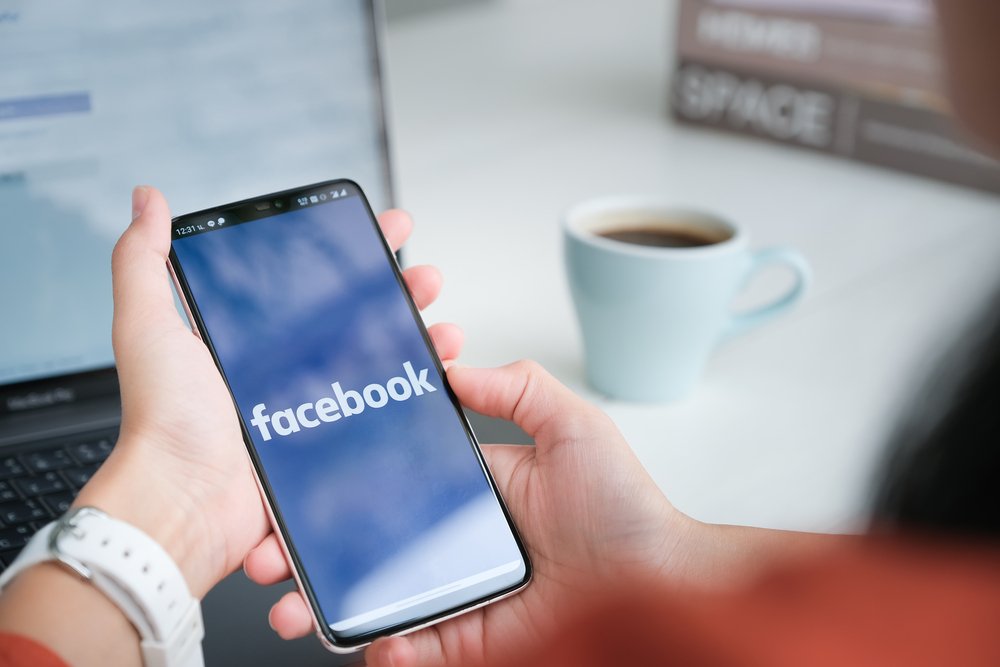 Imagen referencial de un celular con Facebook. | Foto: Shutterstock