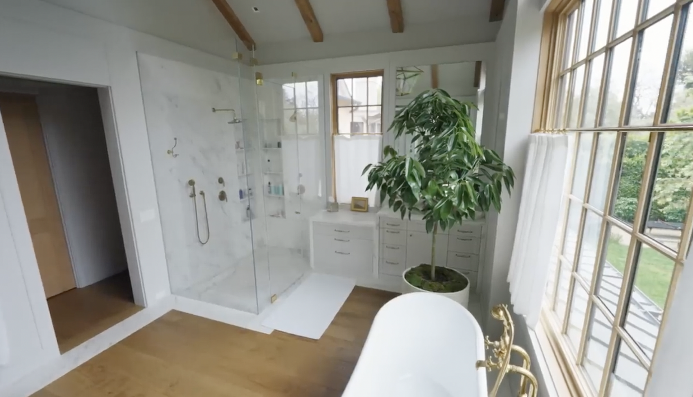 Inside Jennifer Garner's primary bathroom post dated September 3, 2024. | Source: YouTube/Architectural Digest