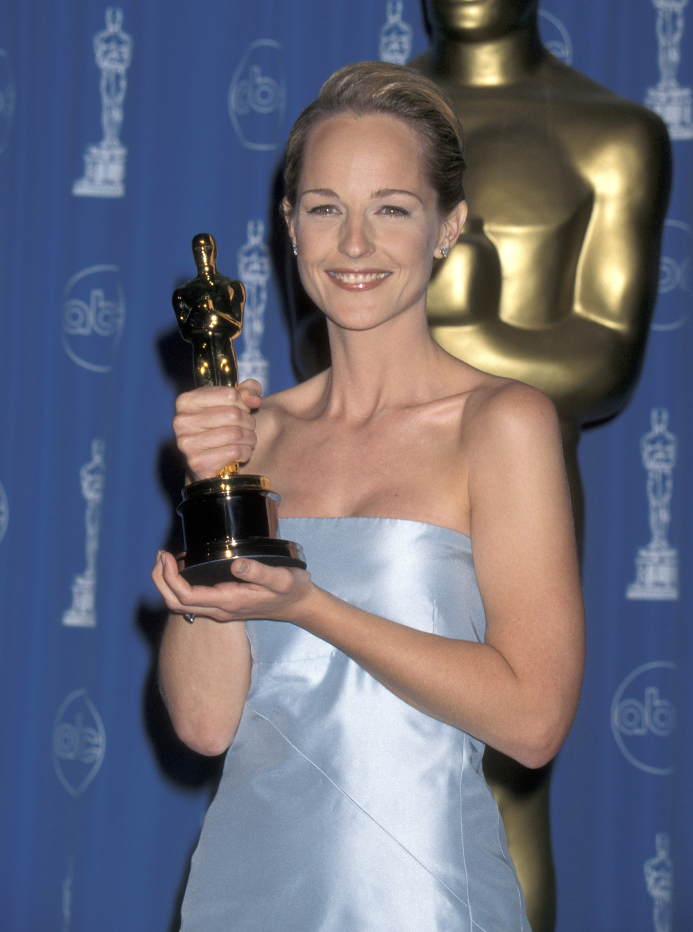 Helen Hunt holding her Oscar for Best Actress for the film "As Good As It Gets" at the 70th Academy Awards press room in March 1998 | Source: Getty Images