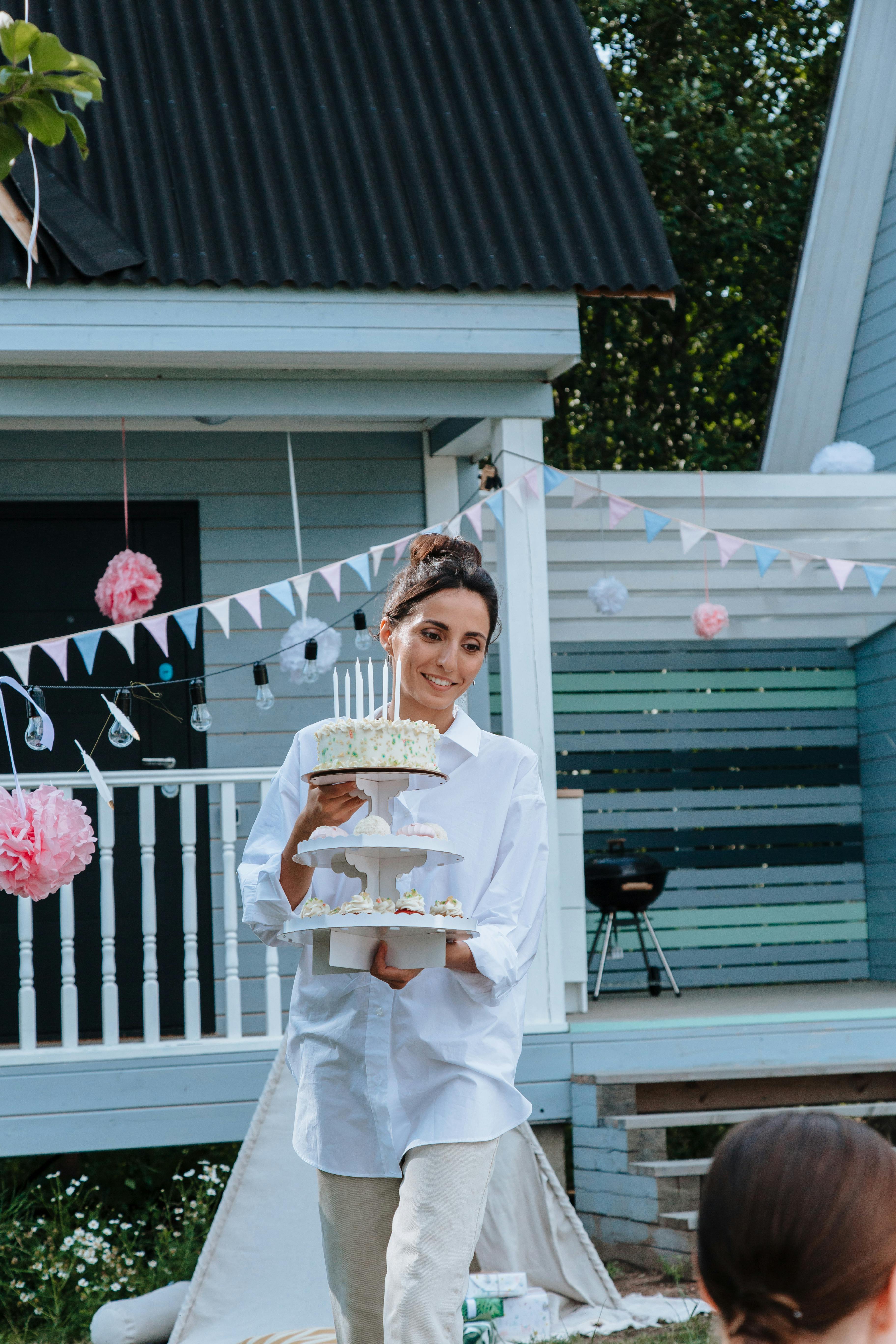 A woman carrying a birthday cake | Source: Pexels