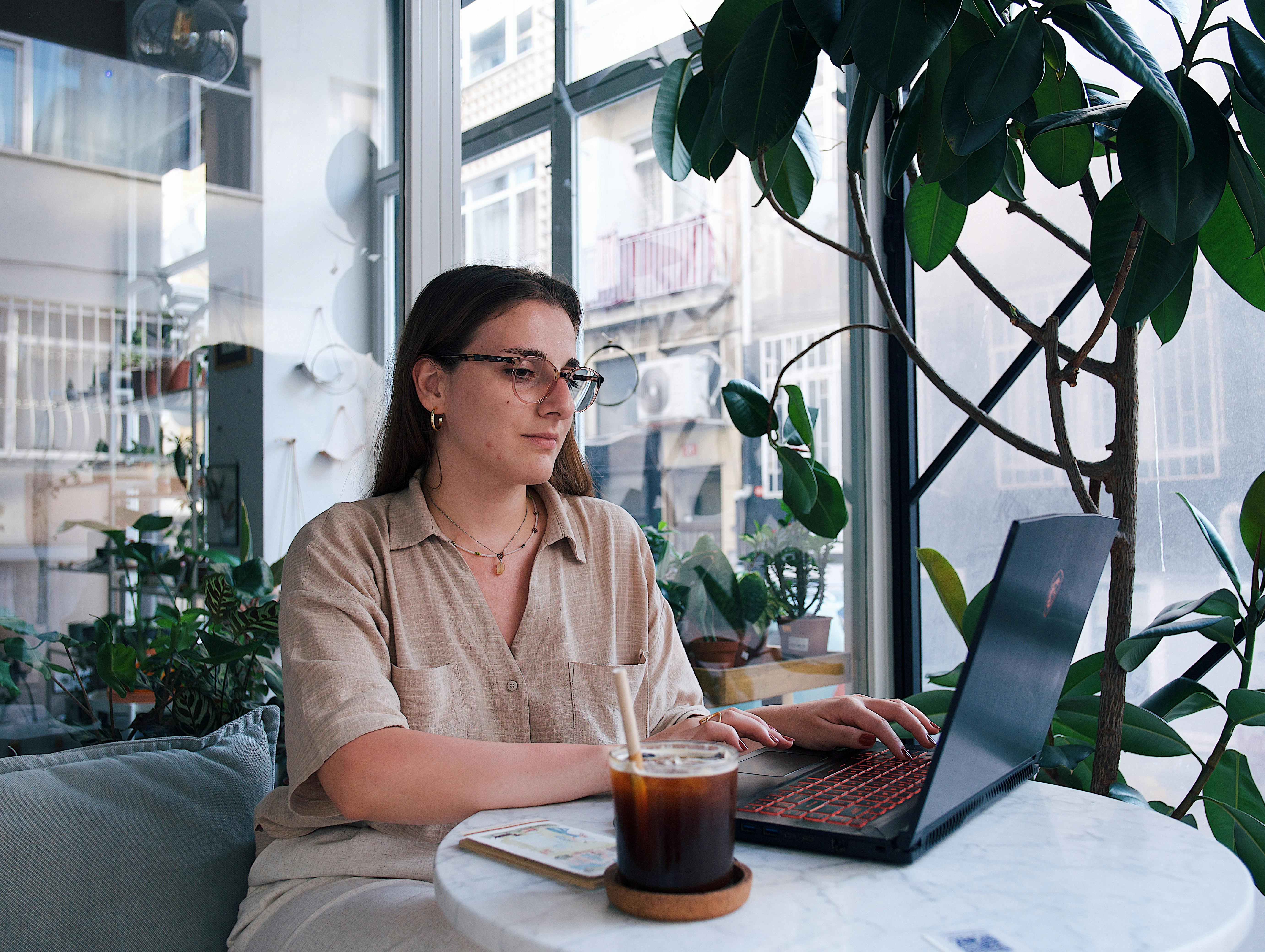 A woman working in a cafe | Source: Pexels