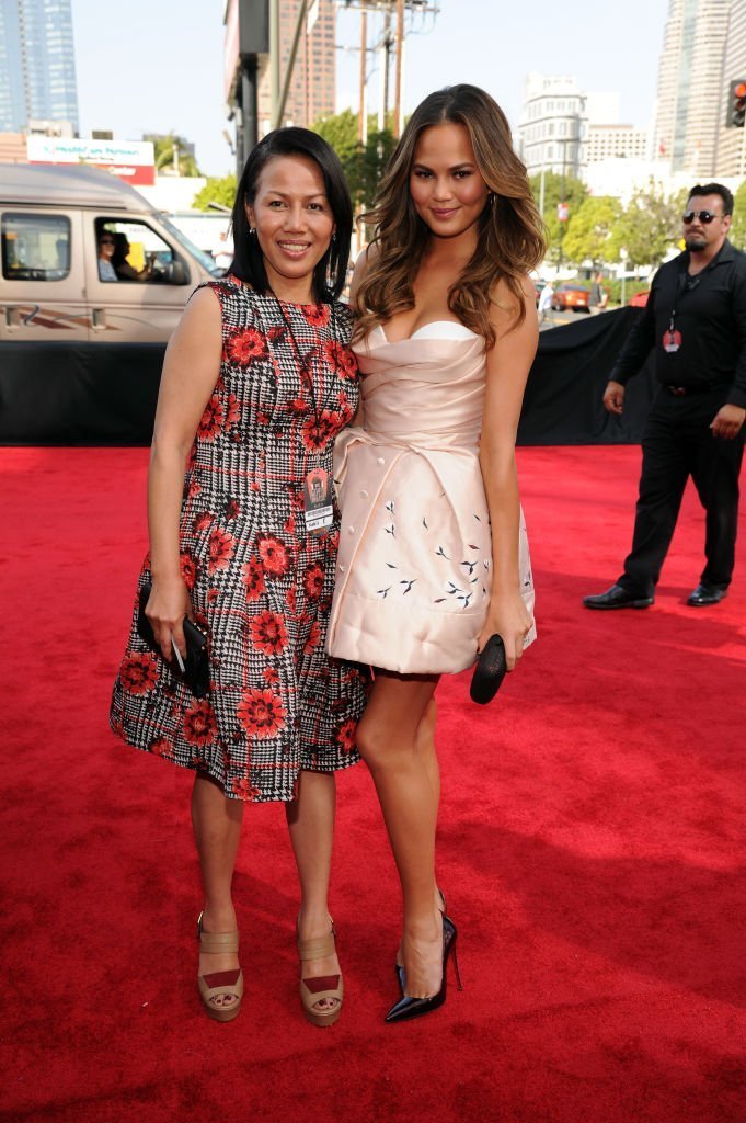 Model Chrissy Teigen and her mother, Vilailuck Teigen at the 2014 MTV Movie Awards. | Photo: Getty Images