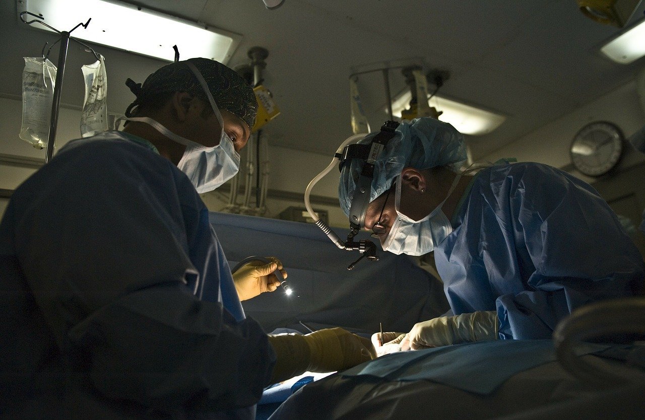 Profesionales de la salud realizan una cirugía. | Foto: Pixabay