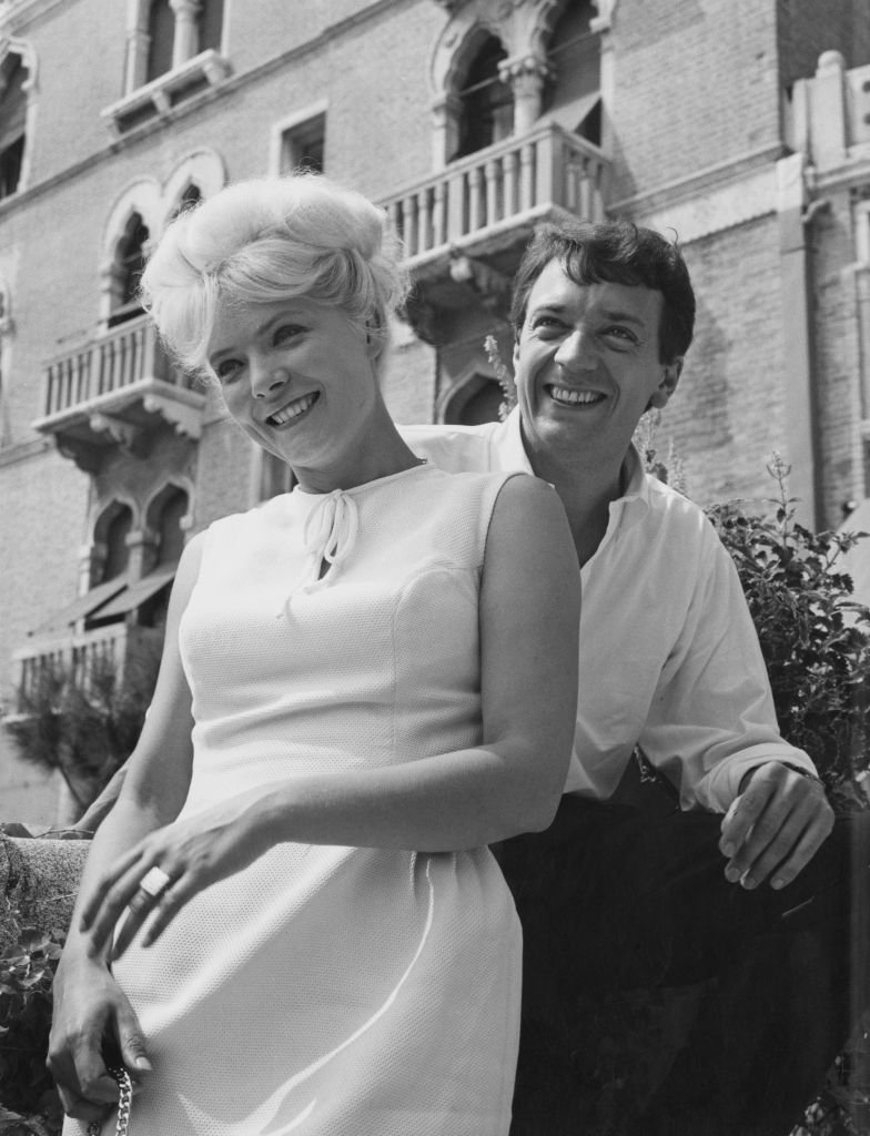 Les acteurs français Jean-Pierre Cassel (1932 - 2007) et Corinne Marchand (à gauche) au Festival de Venise, Italie, vers 1962. | Photo : Getty Images.