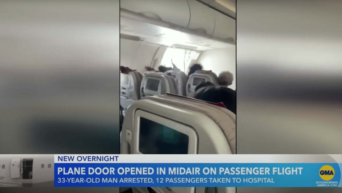 El avión Airbus A321 de Asiana Airlines donde los pasajeros estaban siendo azotados por el aire después de que un pasajero abriera la puerta de salida de emergencia el 26 de mayo de 2023, en Corea del Sur. | Foto: YouTube/ABC News