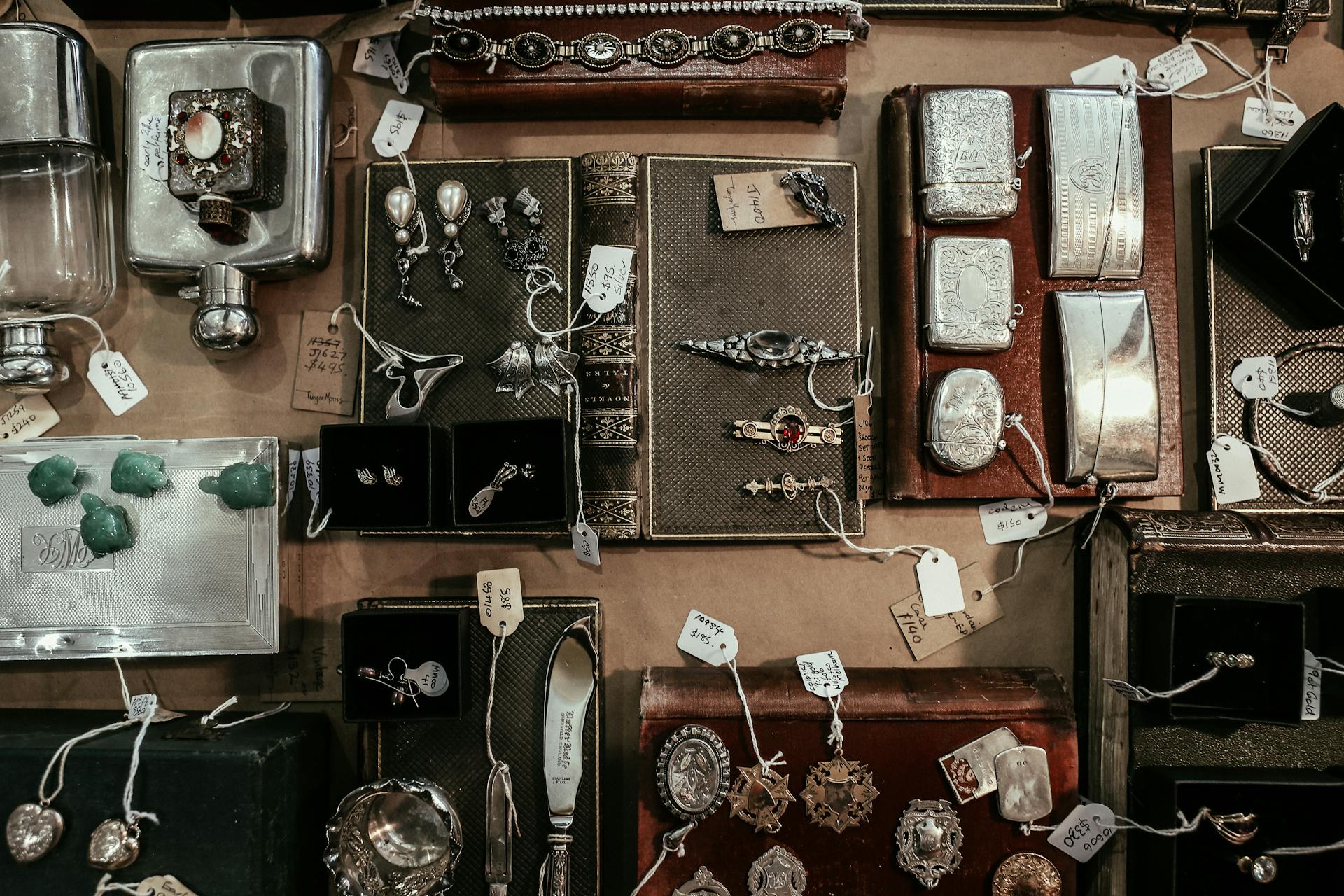 Display in an antique store | Source: Pexels