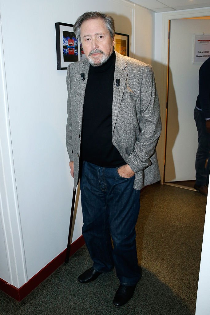 Victor Lanoux présente son livre ''Deux heures à tuer au bord de la piscine'' lors de l'émission de télévision française ''Vivement Dimanche'' au Pavillon Gabriel le 12 novembre 2014. | Photo : Getty Images