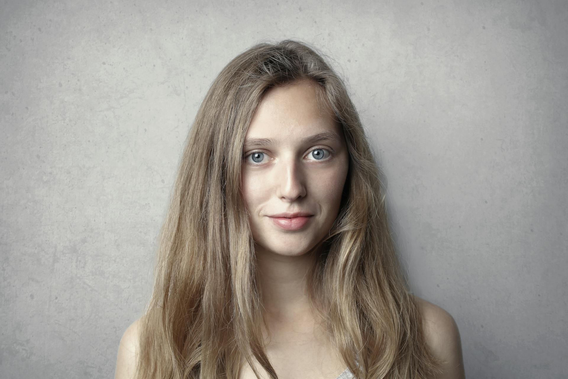 A young woman smiling | Source: Pexels