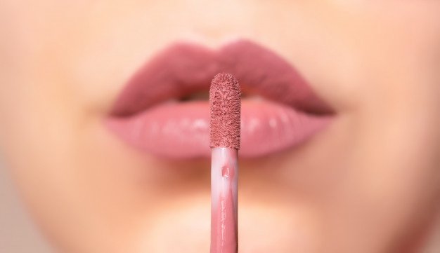 Mujer usando labial. | Foto: Freepik. Mujer usando labial. | Foto: Freepik.