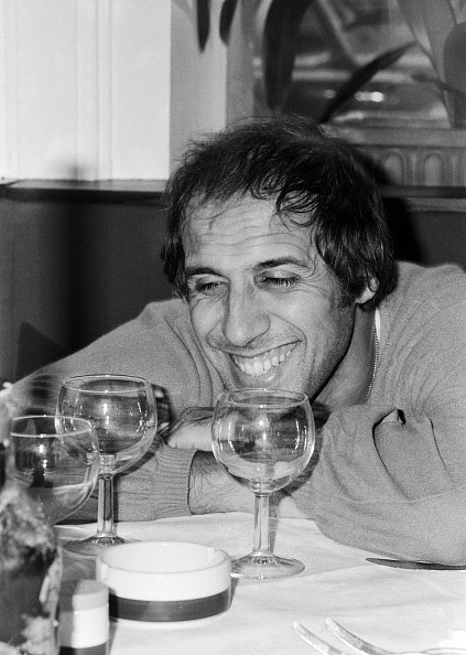 Adriano Celentano in einem italienischen Restaurant in Hamburg, circa 1982 | Quelle: Getty Images