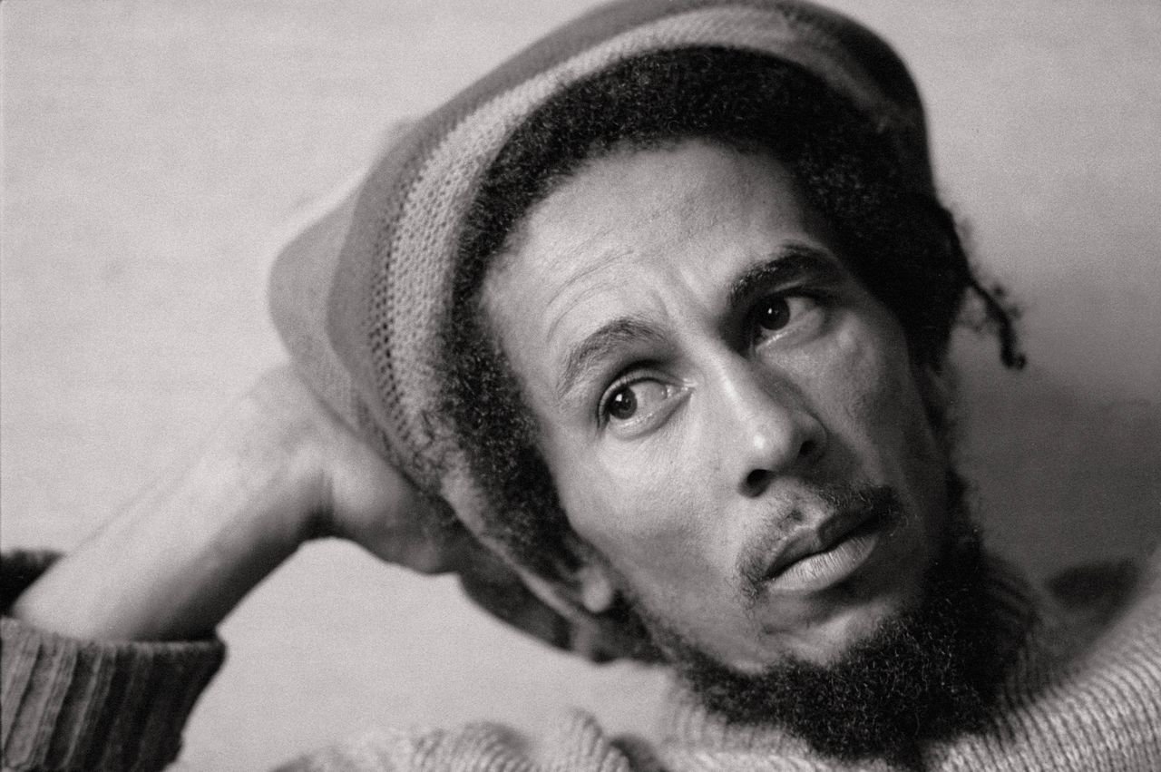 Bob Marley poses for a black-and-white photo with a Jamaican cap. | Source: Getty Images