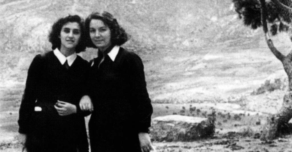 Nana Mouskouri et une amie en Grèce en 1947. l Source : Getty Images