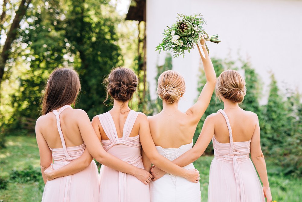 Eine Braut und ihre Brautjungfern | Quelle: Shutterstock