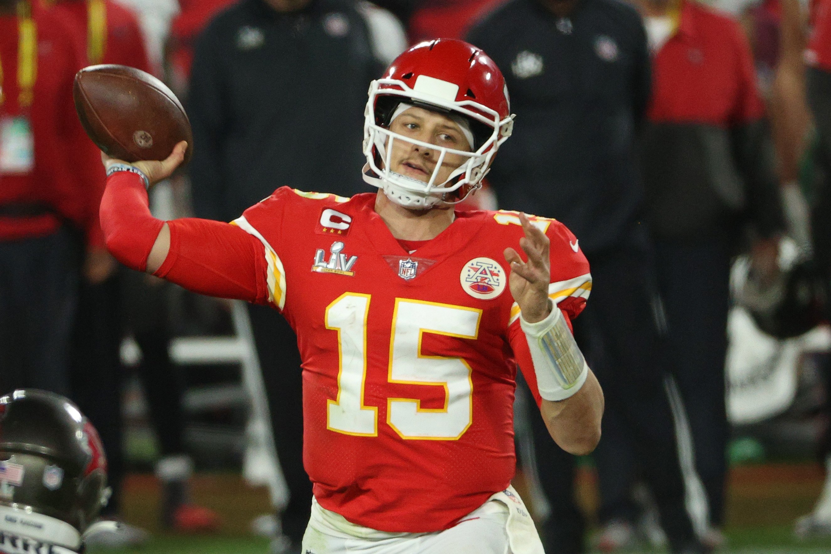 Patrick Mahomes battling it out on the field, in the Super Bowl LV final against the Tampa Buccaneers, February, 2021. | Photo: Getty Images.