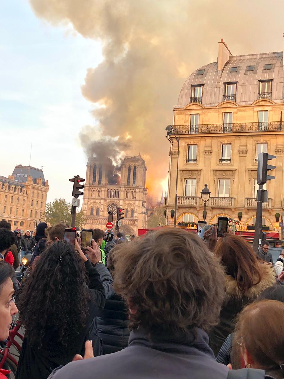 Testigos toman imágenes del incendio de la catedral de Notre Dame. | Foto: Wikipedia