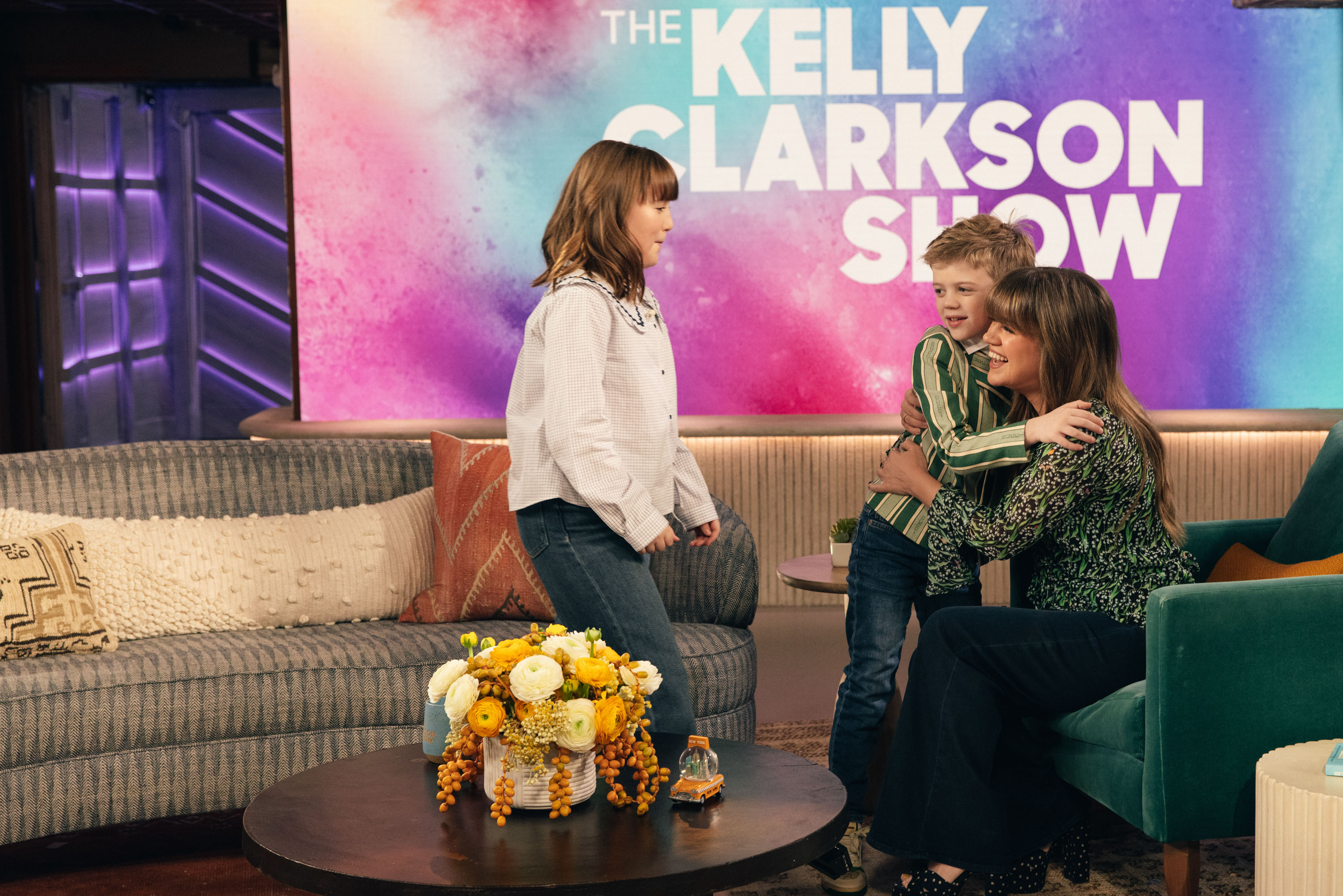 River Blackstock, Remy Blackstock, and Kelly Clarkson on the "Kelly Clarkson Show," on January 8, 2025 | Source: Getty Images