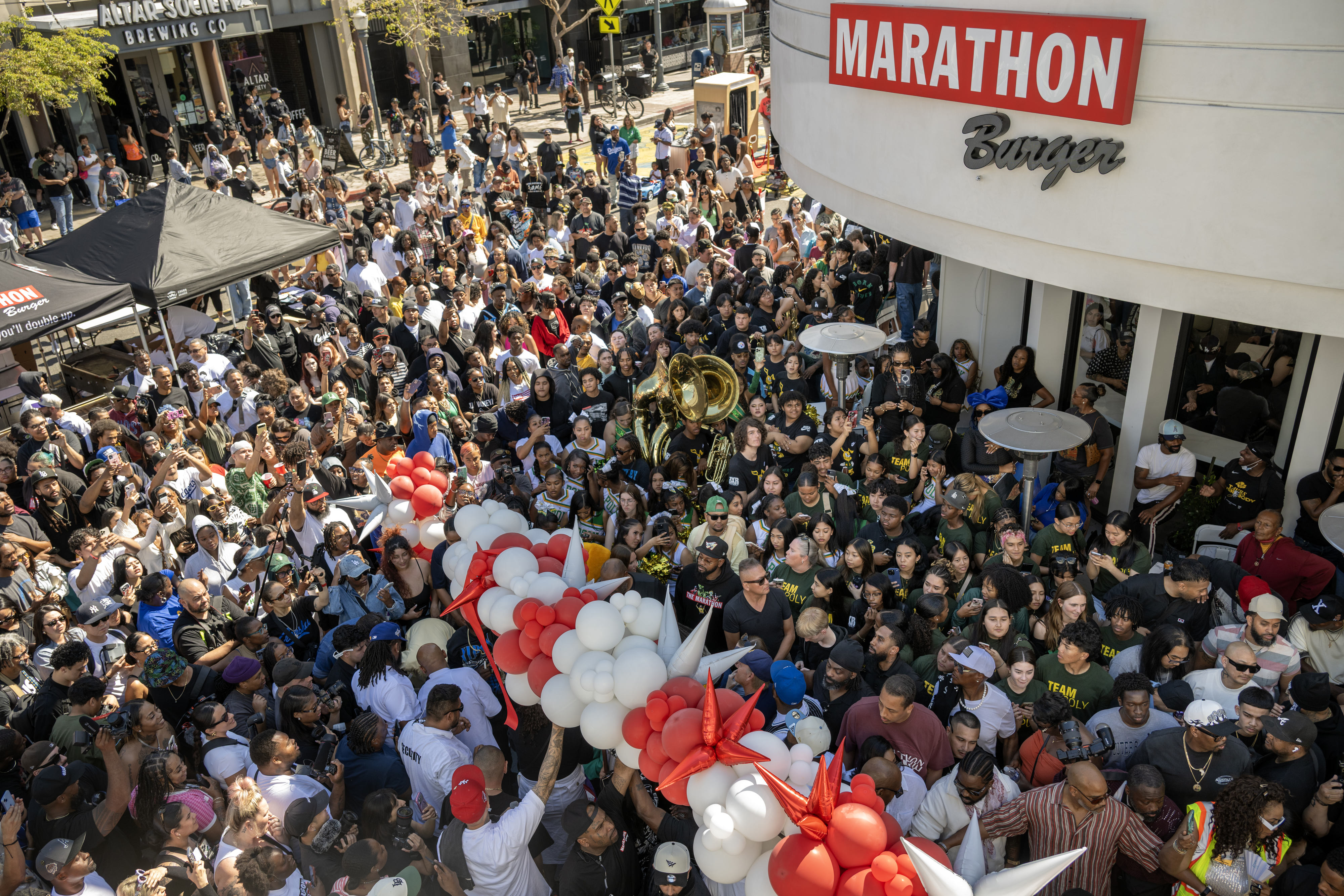 Thousands of people squeeze together outside the new Marathon Burger | Source: Getty Images