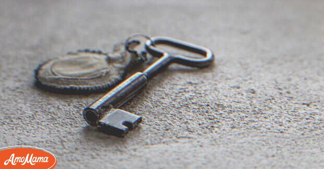 Breta erbte von ihrem verstorbenen Vater einen Schlüssel, der ihr wahres Erbe zeigte. | Quelle: Shutterstock