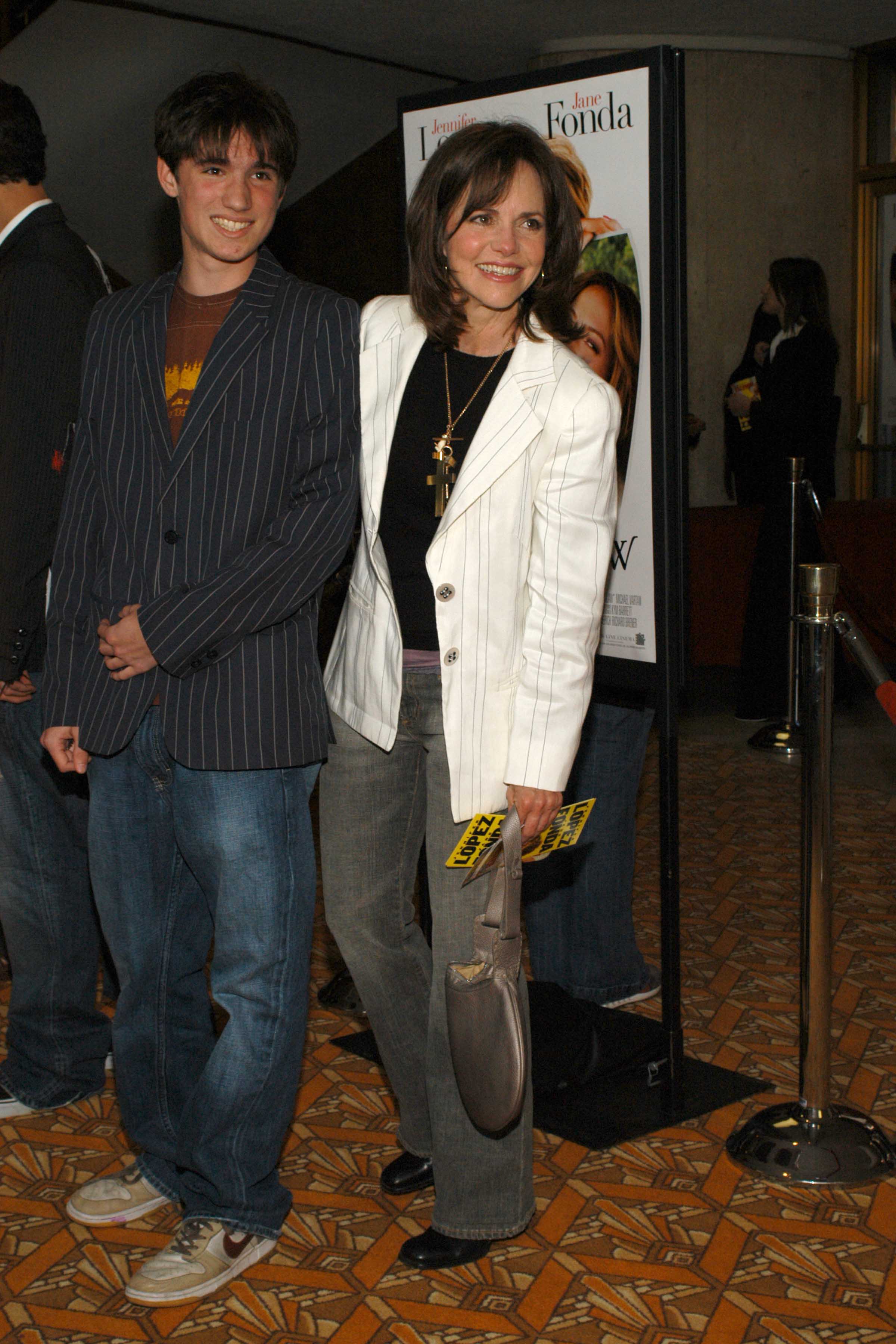 Sally Field y su hijo Sam Griesman en el estreno de "Monster-In-Law" en Los Ángeles el 29 de abril de 2005, en Los Ángeles, California | Foto: Getty Images