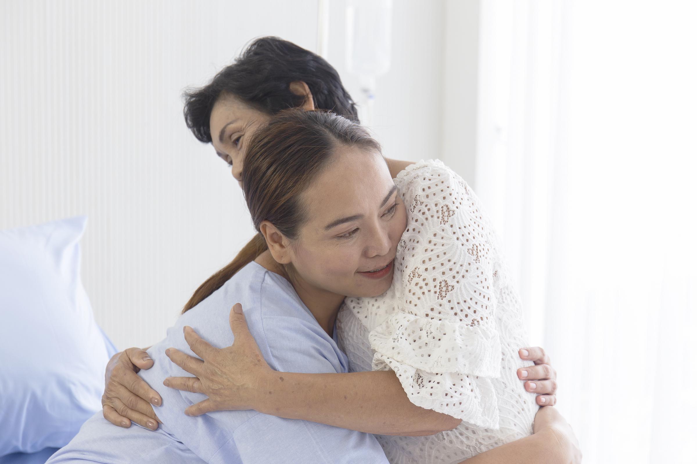 Two women hugging | Source: Vecteezy