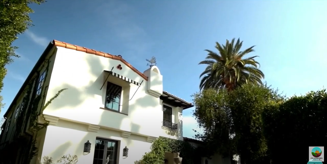 Suzanne Somers and Alan Hamel's Malibu house from a clip posted on July 6, 2022 | Source: YouTube/CELEBRITY PARADISE