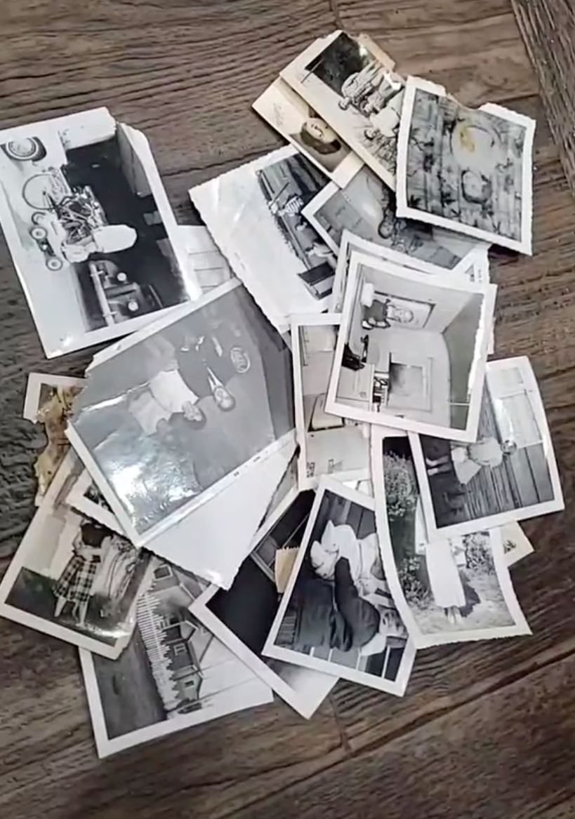 Stapel von Fotos, die in dem versteckten Raum gefunden wurden | Quelle: Tiktok.com/Kammeee0508