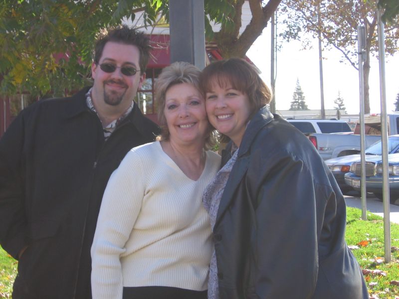 A man posing with his mother and his wife | Source: Flickr