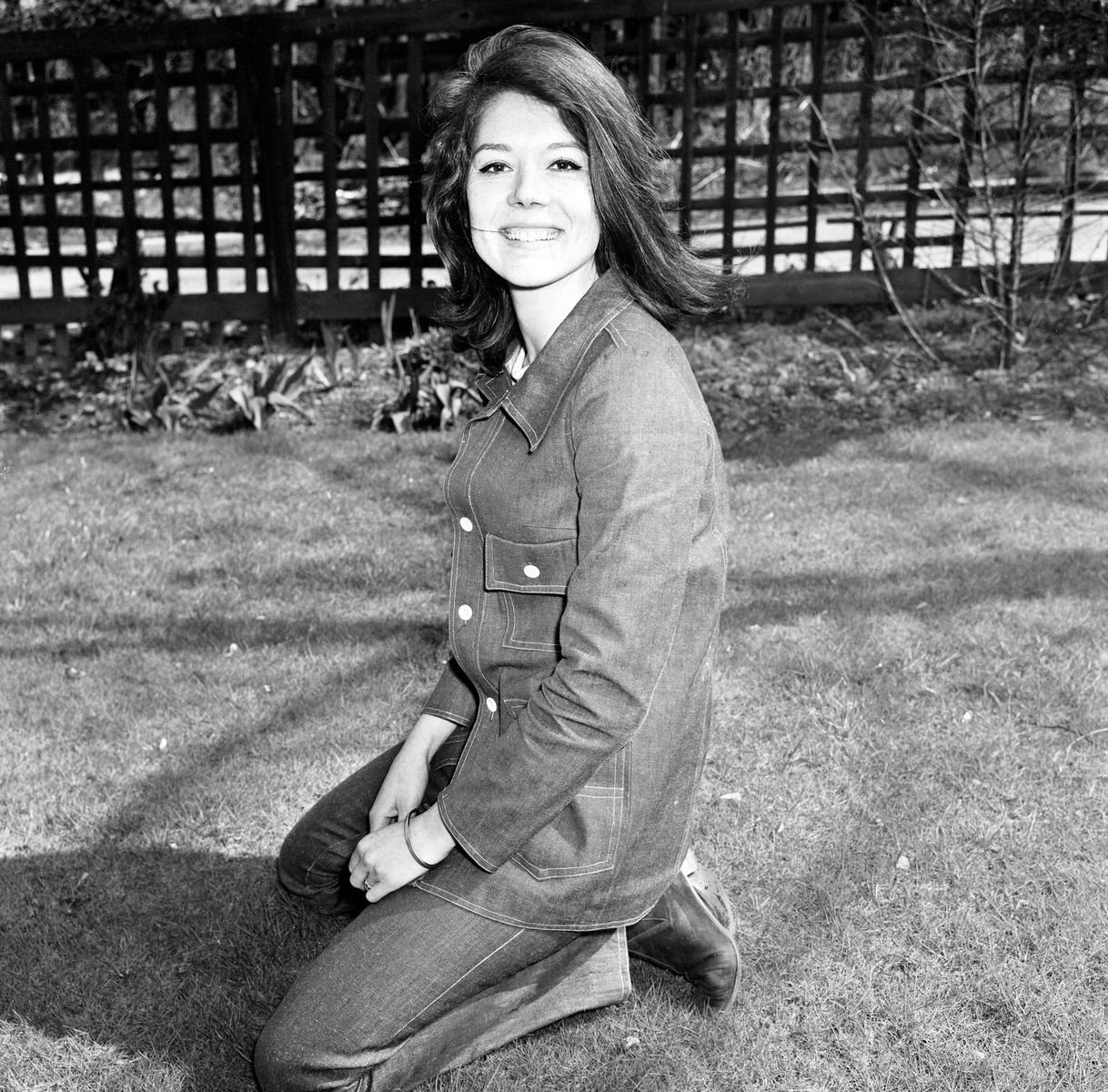 Diana Rigg, actrice, va bientôt jouer le rôle d'Emma Peel dans la série télévisée ABC The Avengers, à Roundhay, Leeds, le 19 avril 1965. | Photo : Getty Images Diana Rigg, actrice, va bientôt jouer le rôle d'Emma Peel dans la série télévisée ABC The Avengers, à Roundhay, Leeds, le 19 avril 1965. | Photo : Getty Images