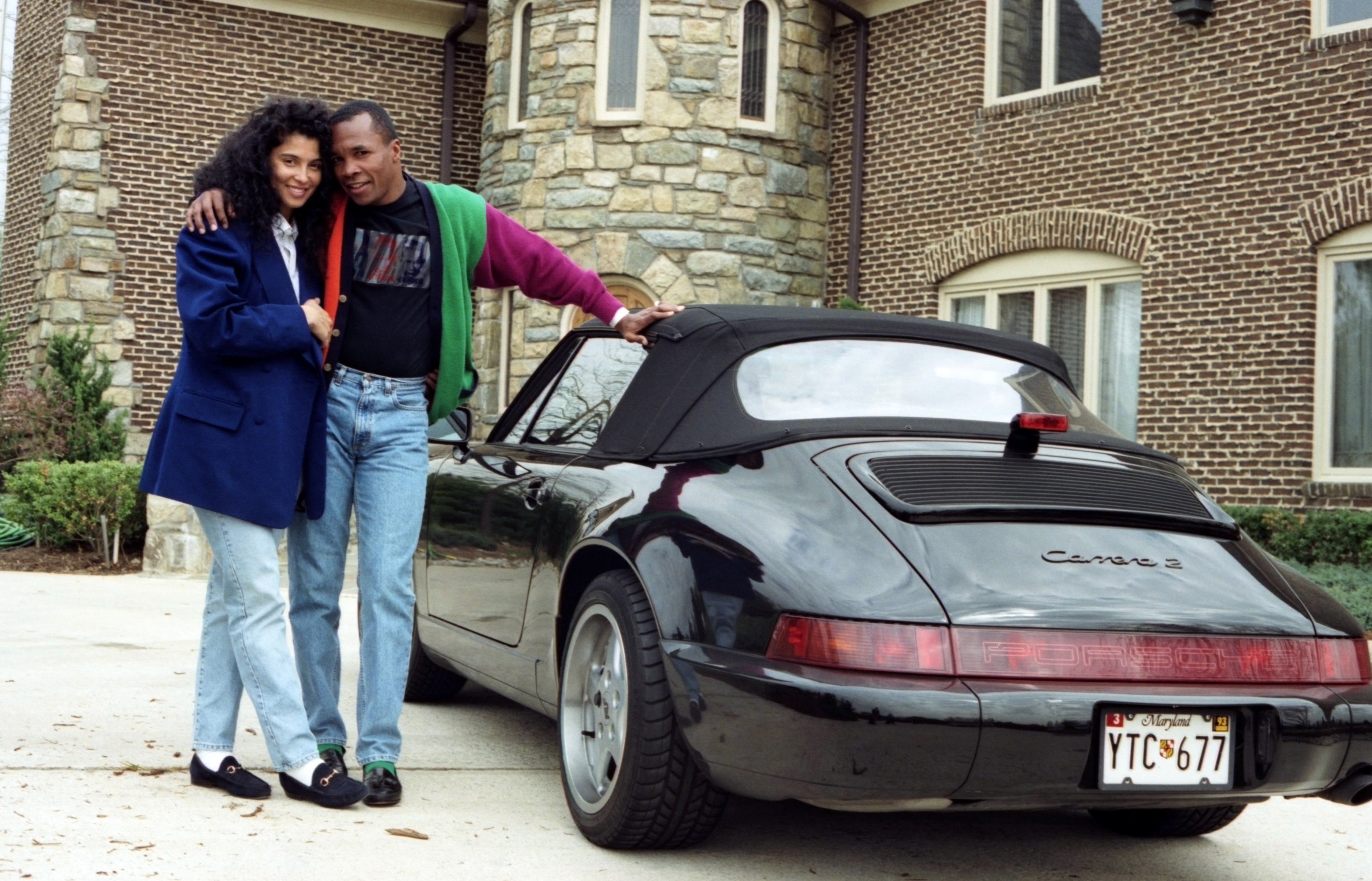 Sugar Ray Leonard and Juanita Wilkinson pose outside their house in Palmer Park, Maryland in 1980. | Source: Getty Images