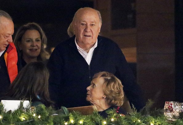 Amancio Ortega y Flora Pérez en el Concurso de Saltos de Caballos Casas Novas CSI el 7 de diciembre de 2018 en A Coruña, España. | Foto: Getty Images