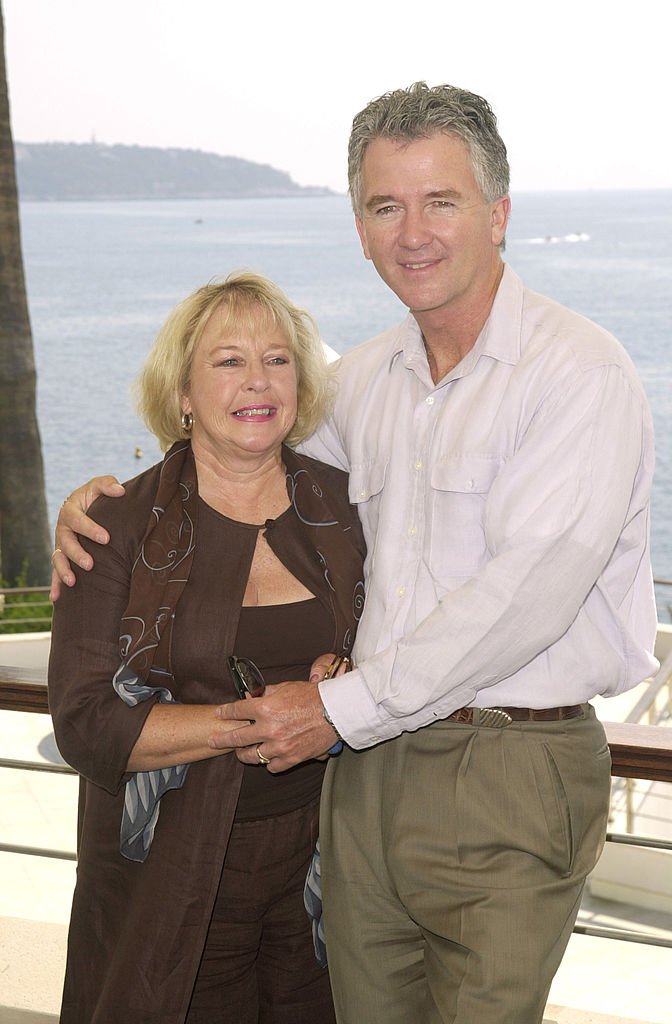 Patrick Duffy y su esposa Carlyn durante el Monte Carlo Television Festival 2002. | Foto: Getty Images