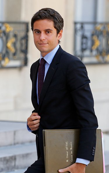 Le nouveau porte-parole du gouvernement français, Gabriel Attal, arrive au palais présidentiel de l'Élysée. |Photo : Getty Images