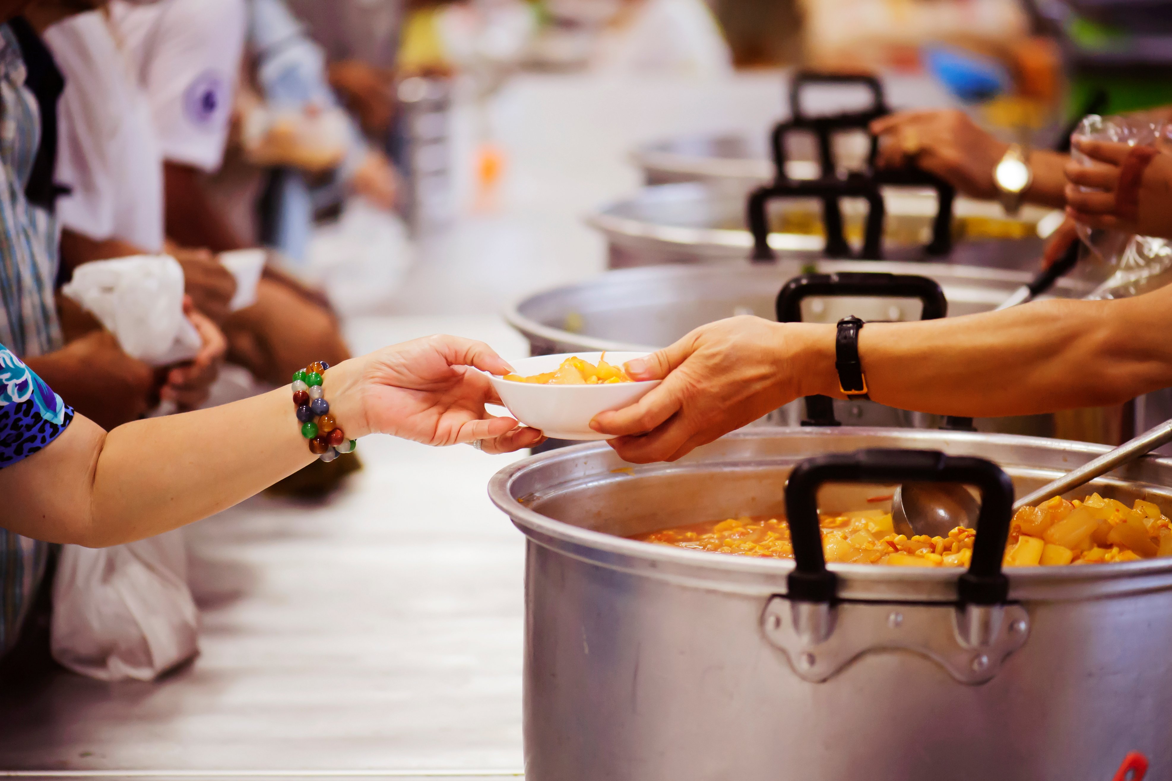 Voluntarios alimentando a los necesitados. | Foto: Shutterstock
