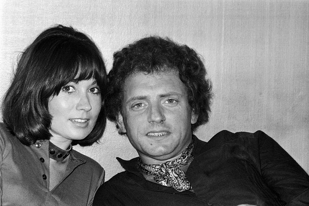 L'actrice française Marion Game avec son partenaire, l'animateur de télévision et de radio Jacques Martin. | Photo : Getty Images