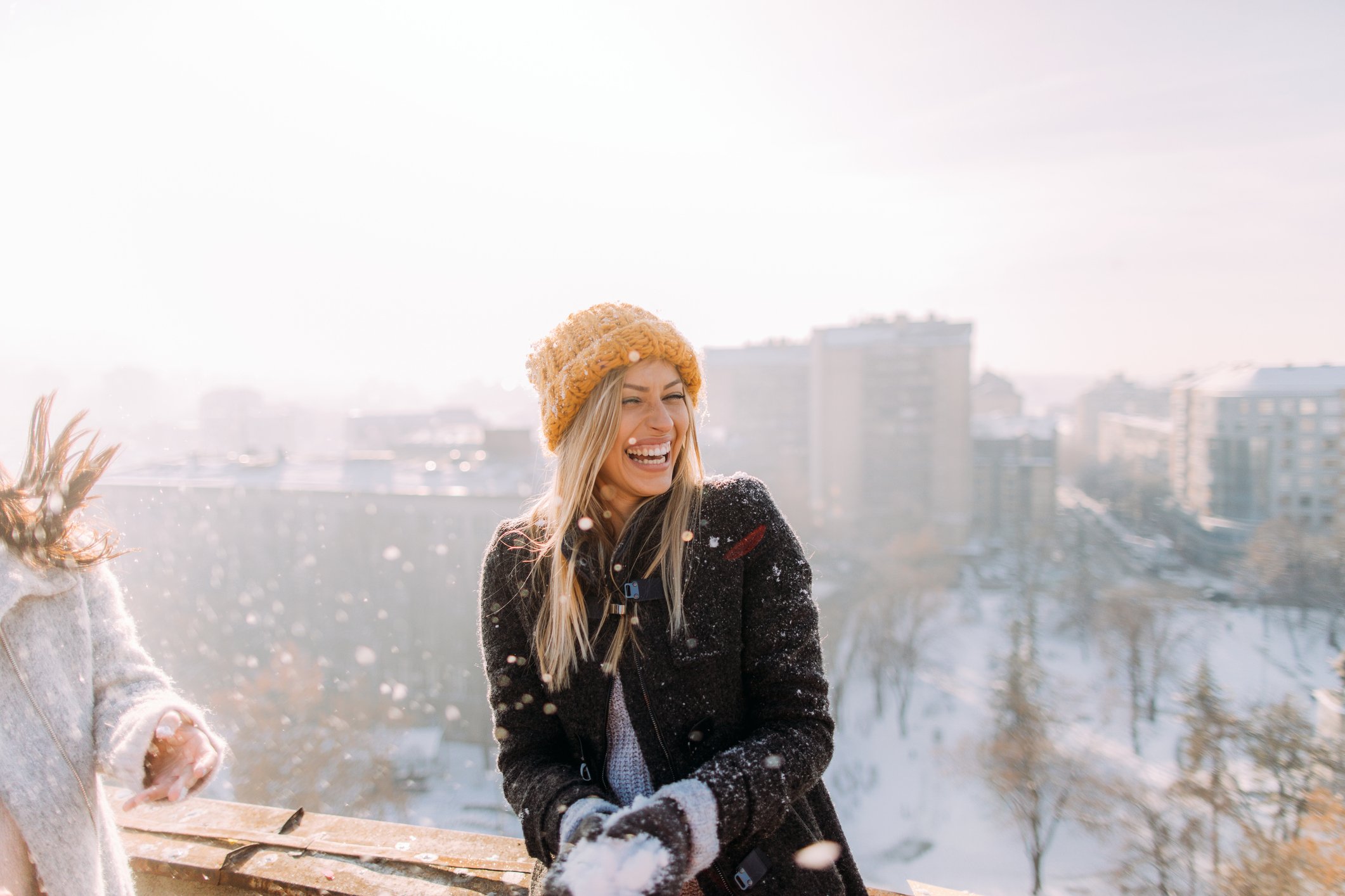 Une femme heureuse sous la neige | source : Getty Images
