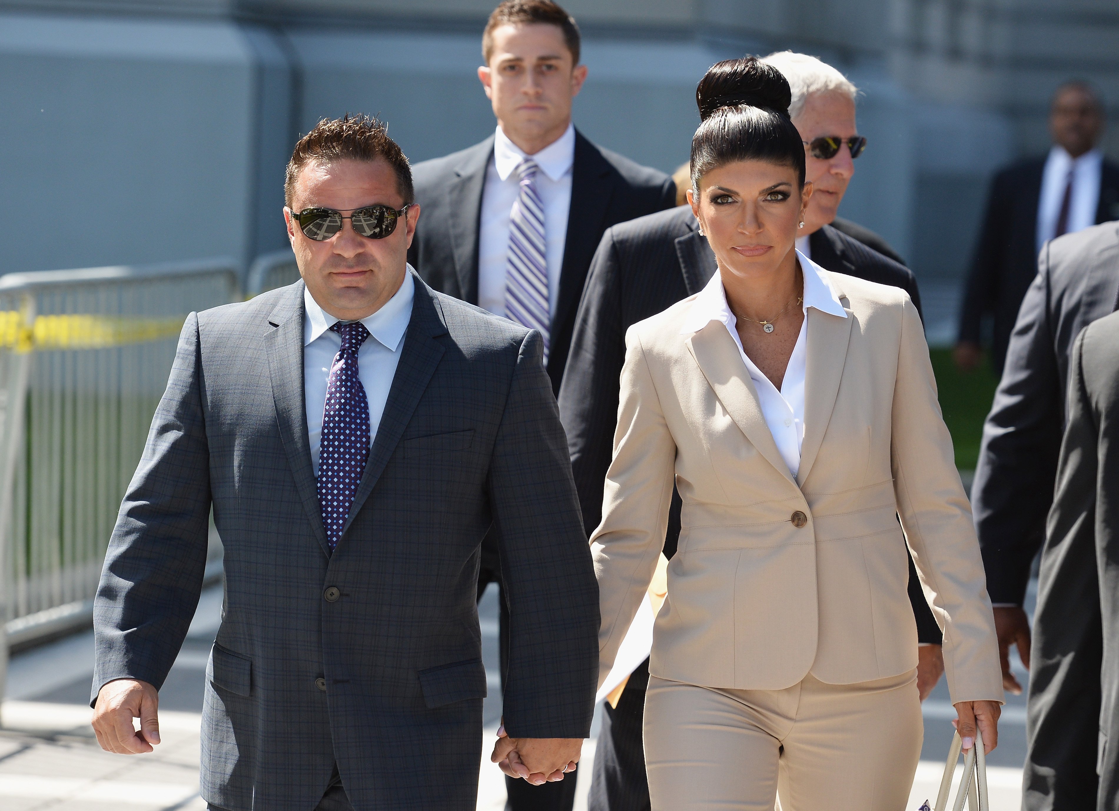 Joe Giudice et son épouse Teresa Giudice quittent le tribunal | Source: Getty Images Joe Giudice et son épouse Teresa Giudice quittent le tribunal | Source: Getty Images