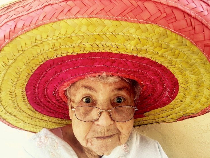Une vieille femme regardant l’objectif | photo : Pixabay 