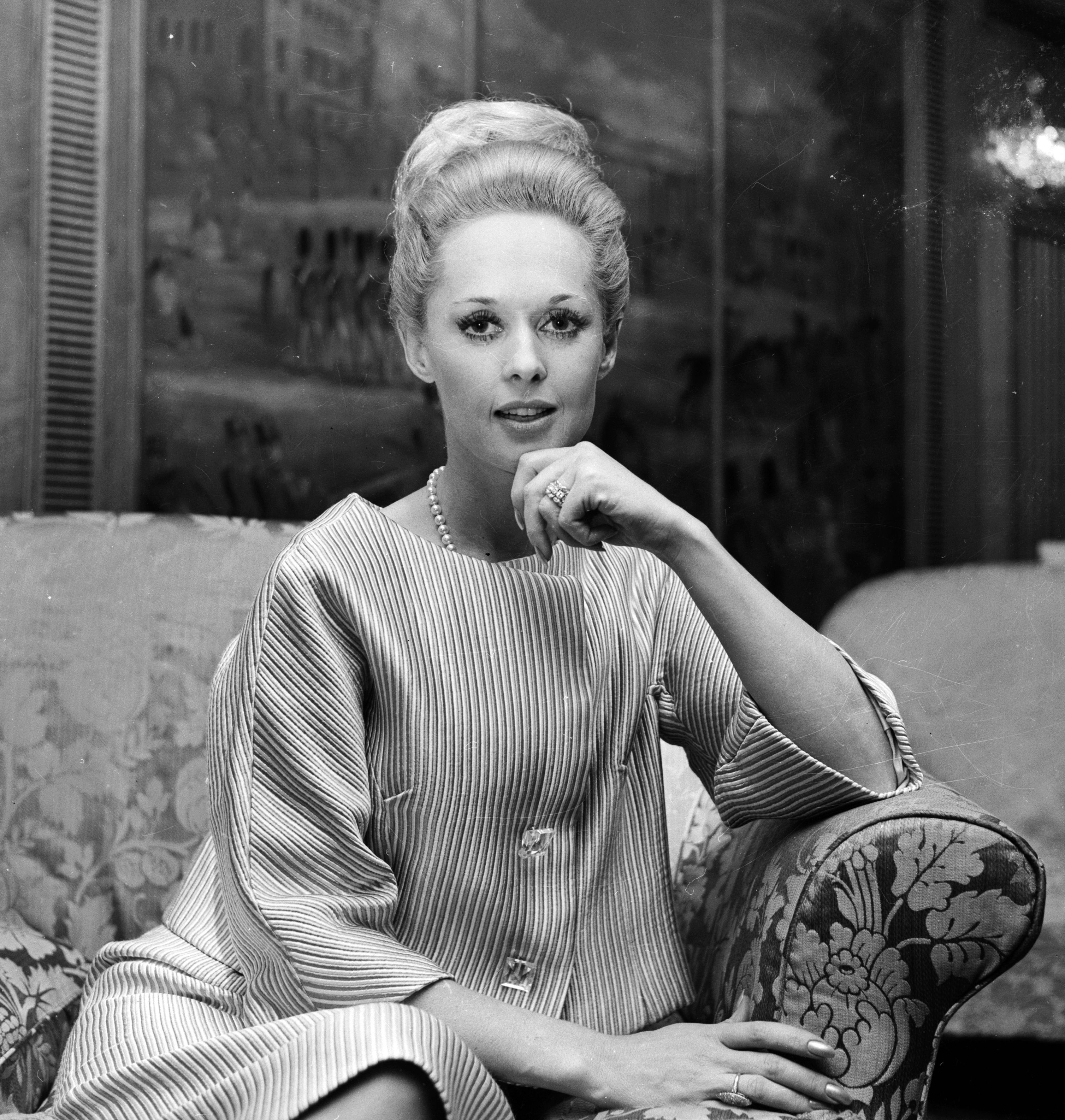 Tippi Hedren attends a press conference at the Dorchester Hotel in London, on March 1, 1966. | Source: Getty Images