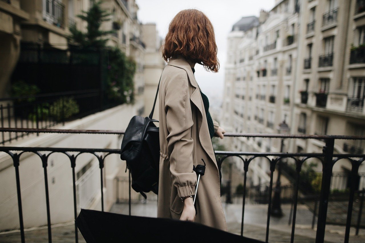 Une femme qui porte une parapluie | Source : Pixabay