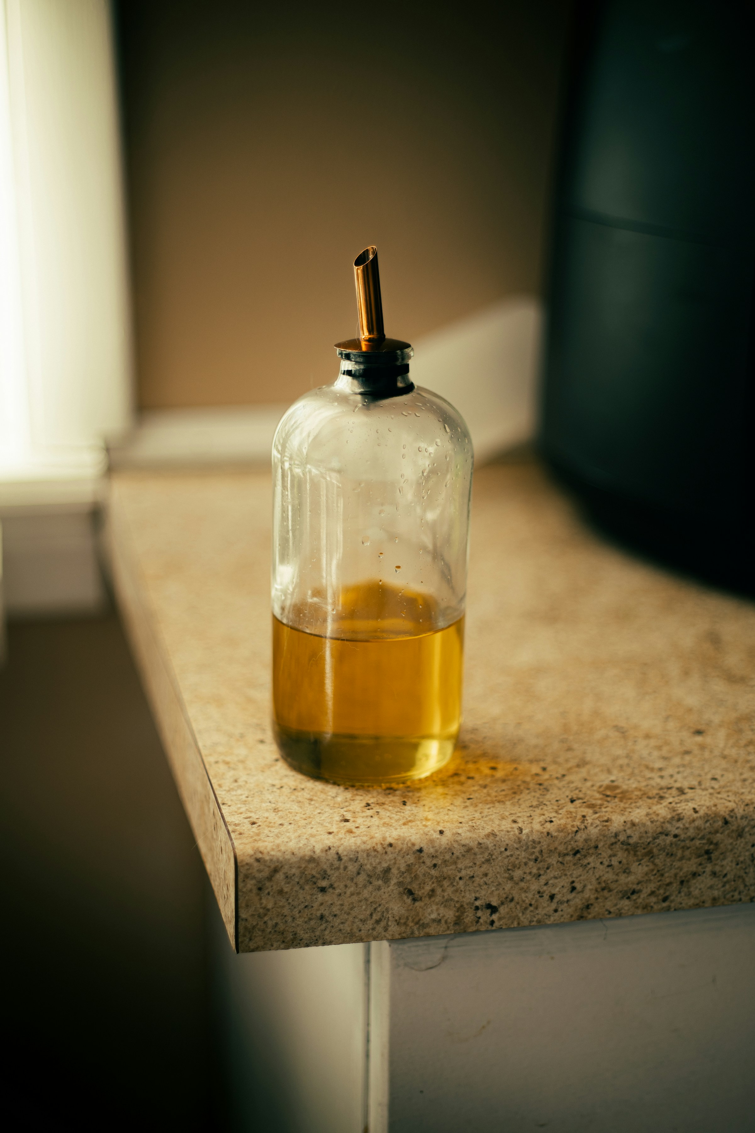 A bottle of cooking oil | Source: Unsplash