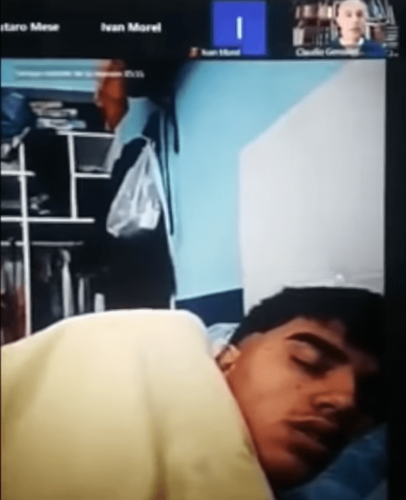 El joven duerme durante la clase virtual. | Foto: Youtube/Diario AS