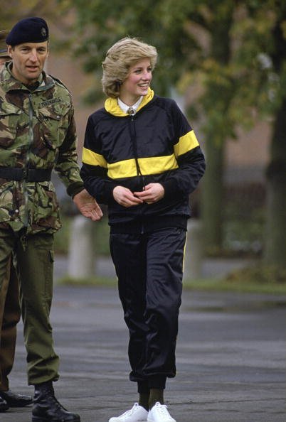 Prinzessin Diana, Oberst des Königlichen Hampshire-Regiments, besucht das Regiment, während es in West-Berlin, Deutschland, diente | Quelle: Getty Images
