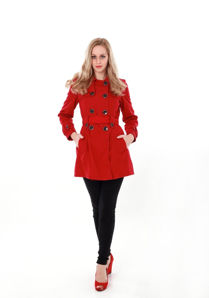 Modelo femenina luciendo abrigo rojo. I Foto: Shutterstock. Modelo femenina luciendo abrigo rojo. I Foto: Shutterstock.