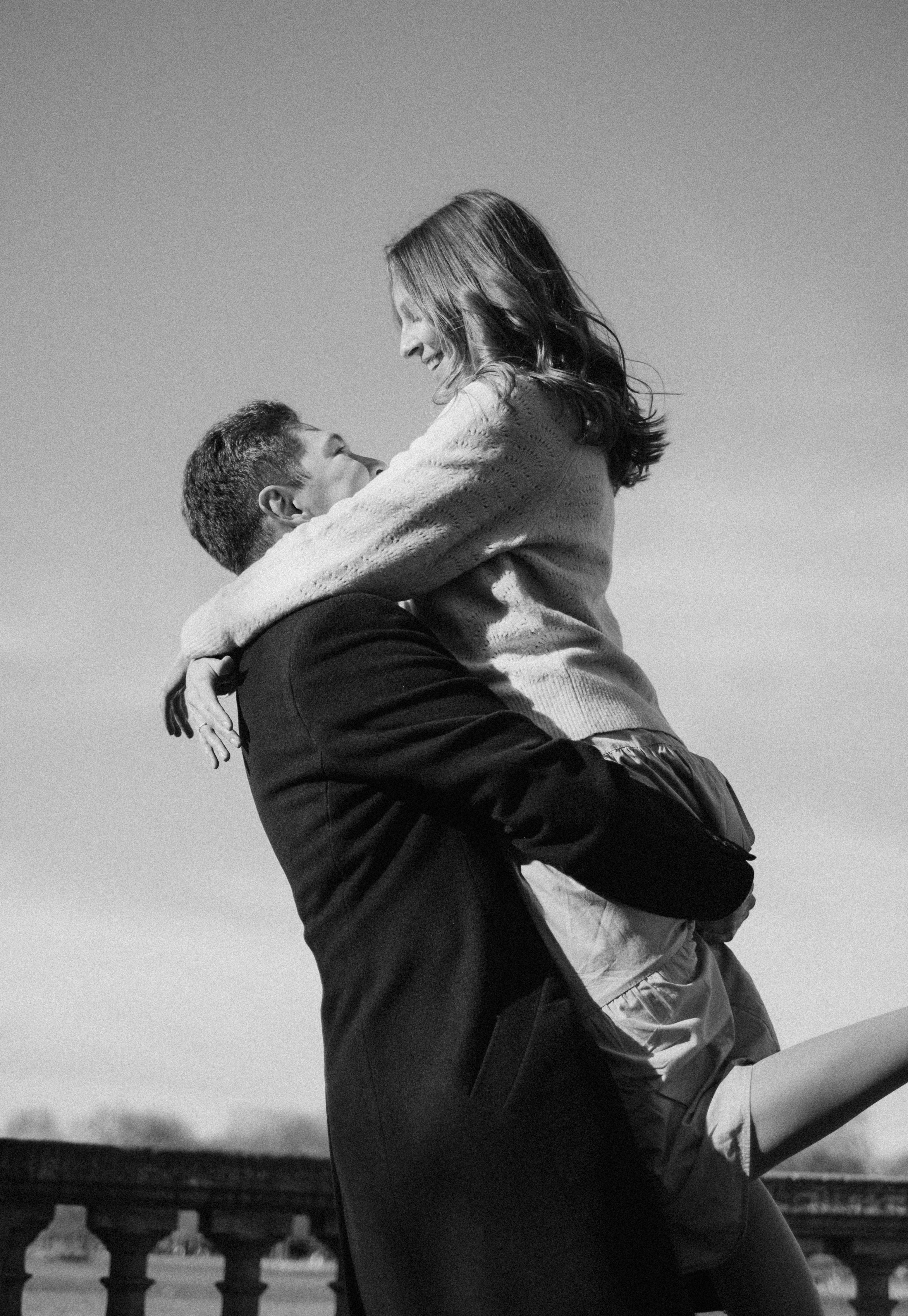 Imagen en blanco y negro de una pareja feliz. | Foto: Pexels