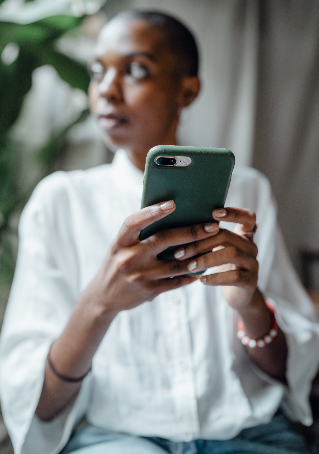Woman using her phone and looking away | Source: Pexels