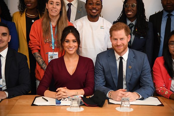 Le duc et la duchesse de Sussex assistent à une table ronde sur l'égalité des sexes avec le Queens Commonwealth Trust | Photo: Getty Images