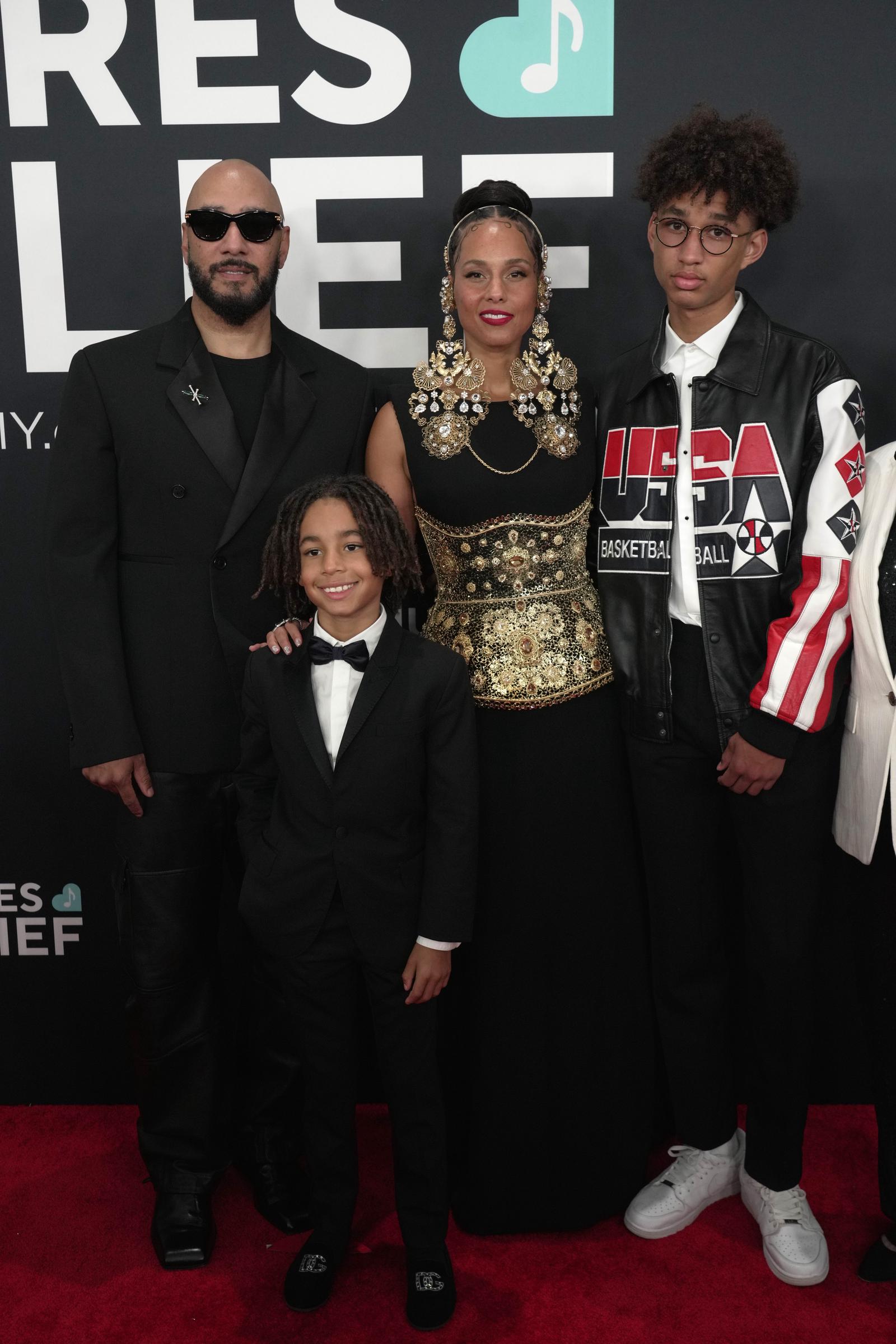 Swizz Beatz and Alicia Keys with their sons Egypt and Genesis Dean at the Grammys. | Source: Getty Images